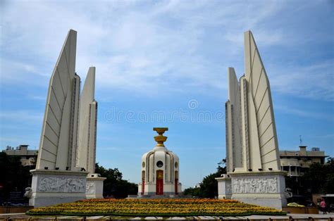  Il Massacro di Bangkok: 1932, Rivoluzione Siamita e l'Ombra della Monarchia Assoluta